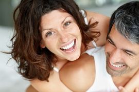 glückliches Paar mit unkomplizierten, modernen Frisuren glückliches Paar mit unkomplizierten, modernen Frisuren